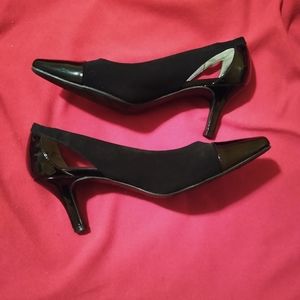 Black Pumps w/opening near the heal. Classy.